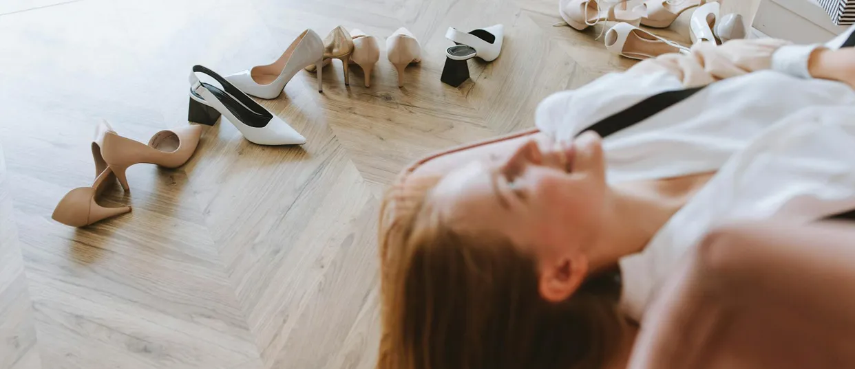 Set di scarpe femminili classiche disposte all'interno di una cabina armadio elegante